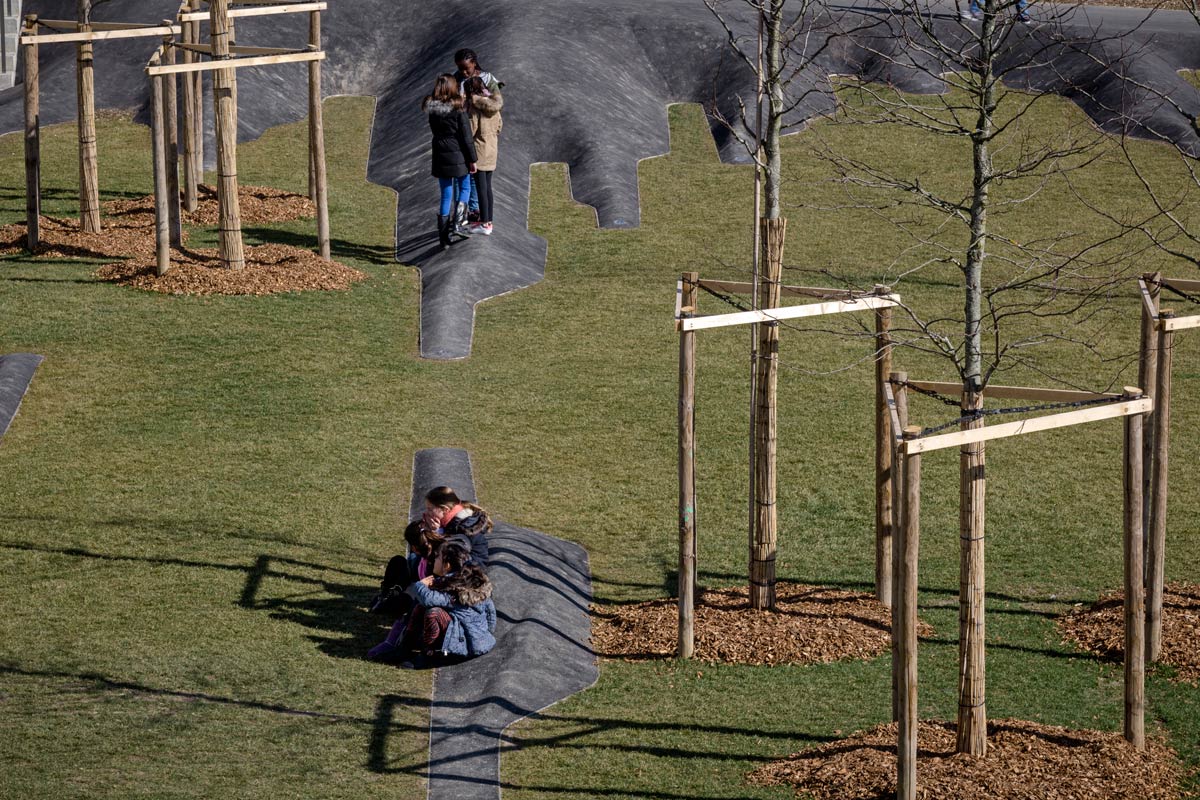 有趣的兒童游樂場——迷人的褶皺