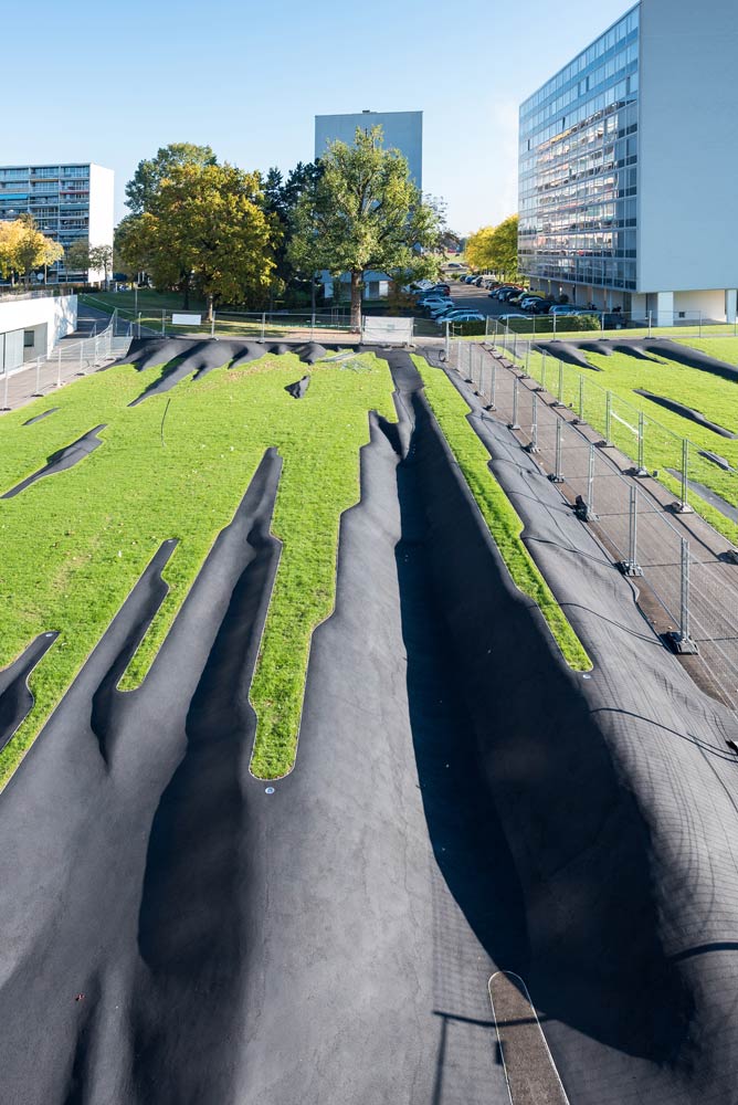 有趣的兒童游樂場——迷人的褶皺