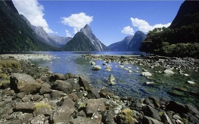 峽灣國家公園，神仙湖水與雪山交相輝映