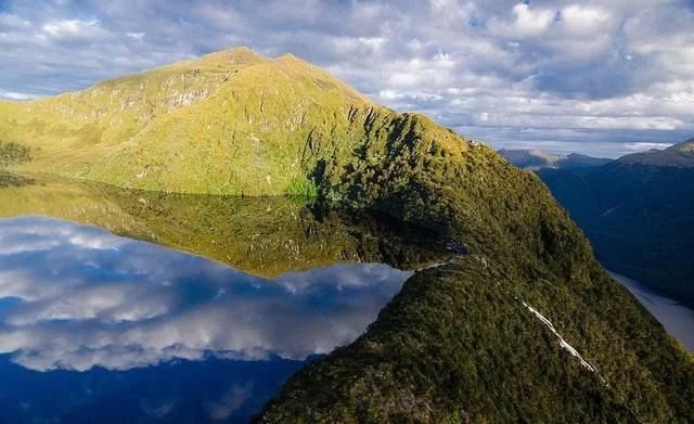 峽灣國家公園，神仙湖水與雪山交相輝映