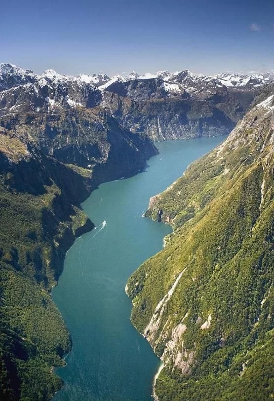 峽灣國家公園，神仙湖水與雪山交相輝映