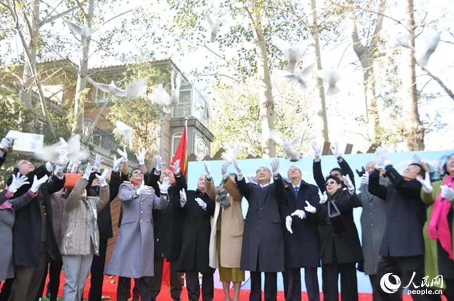 卡斯特羅逝世一周年景觀石安置儀式在京舉行