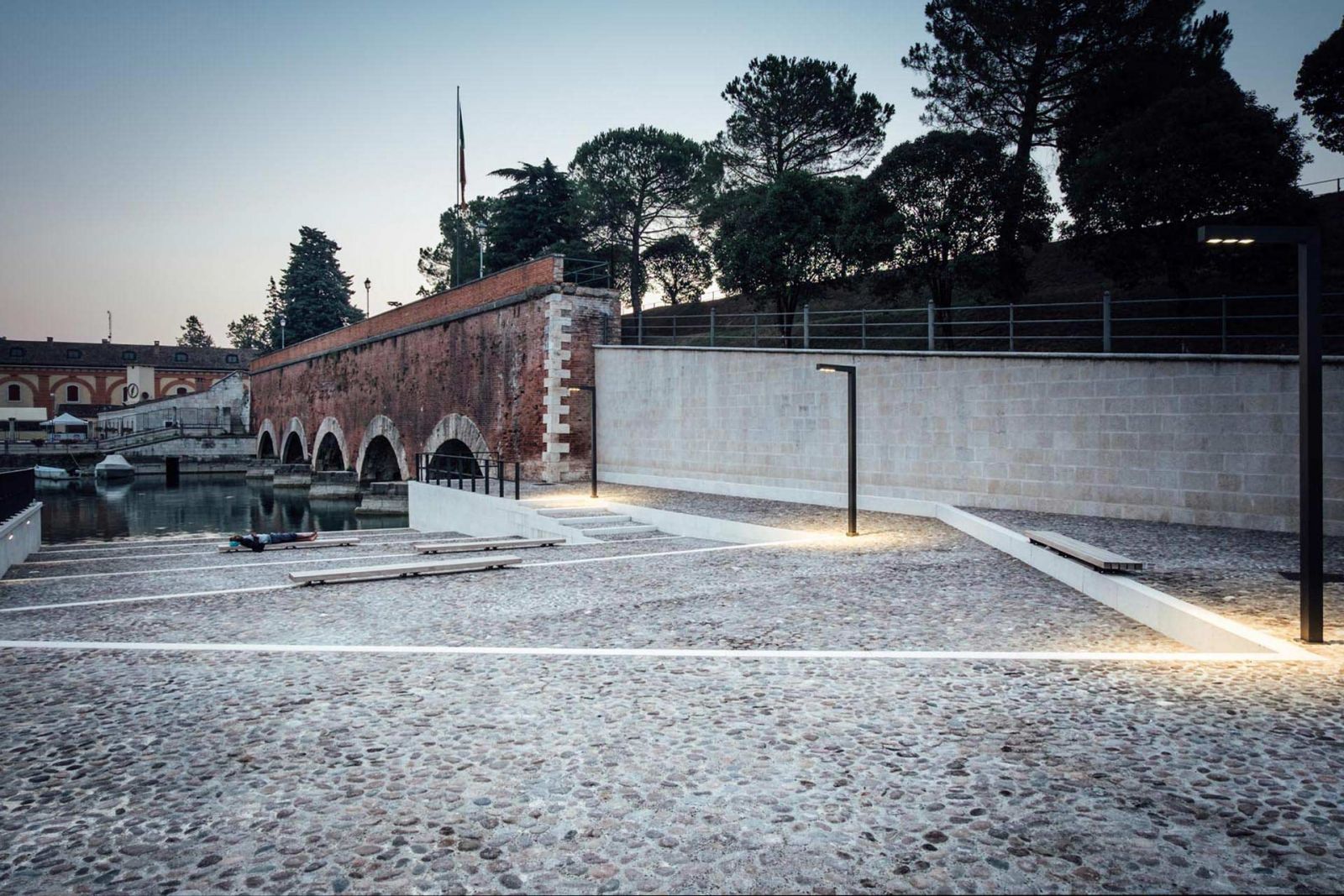 溝通歷史與未來的費迪南多薩沃亞廣場改造