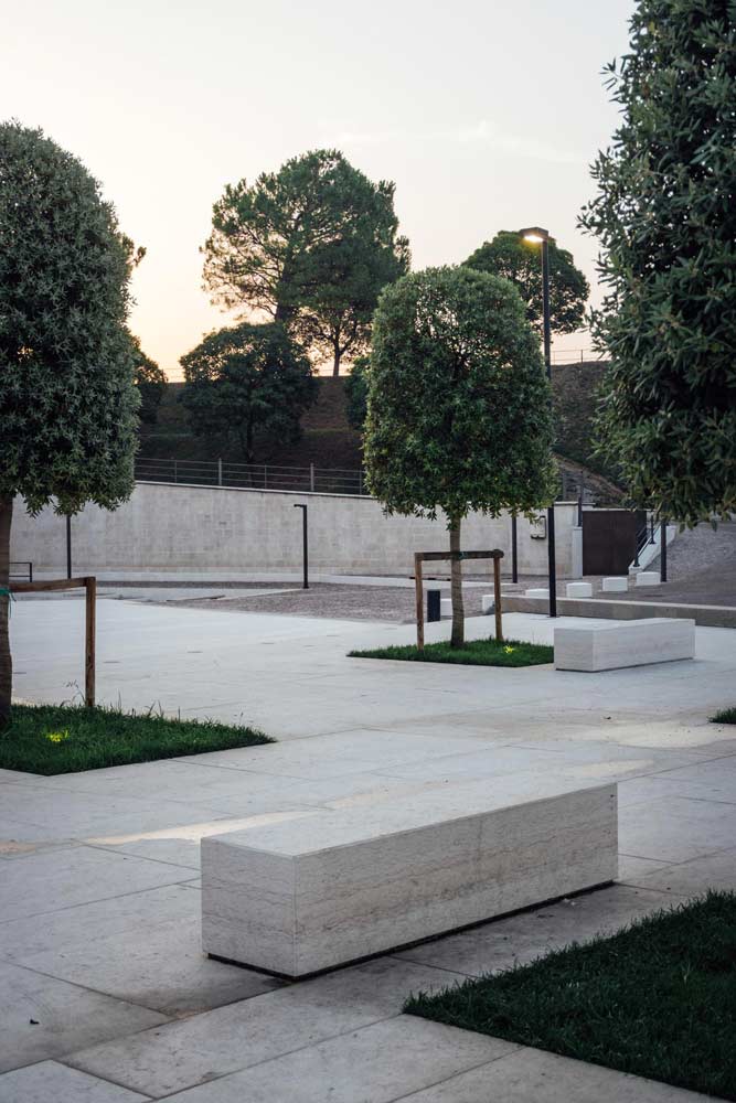 溝通歷史與未來的費迪南多薩沃亞廣場改造