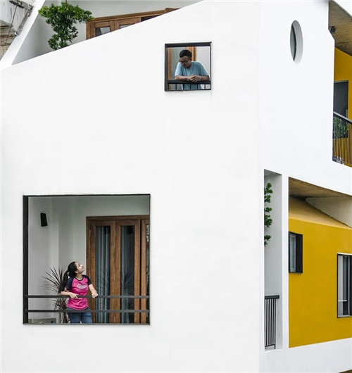 越南胡志明市一座與城市對話的綜合居住建筑