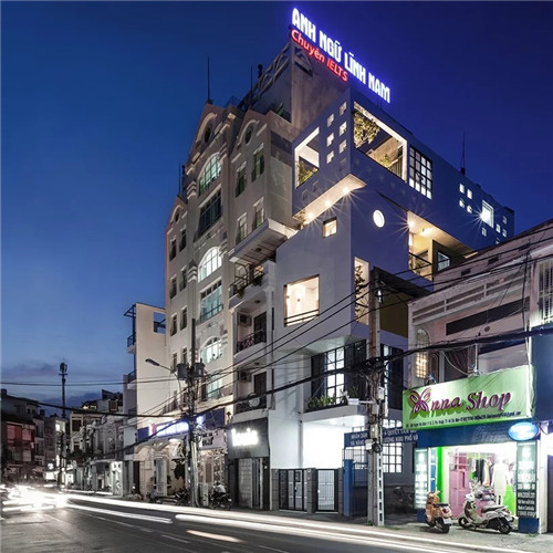 越南胡志明市一座與城市對話的綜合居住建筑