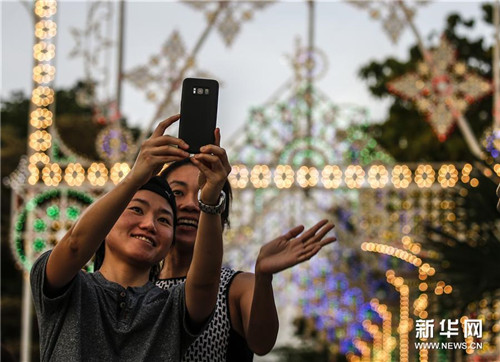 新加坡舉辦圣誕雕塑燈光展(組圖)