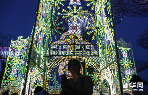 新加坡舉辦圣誕雕塑燈光展(組圖)