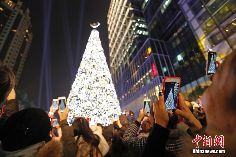 節(jié)日氣氛濃厚 上海街頭“點亮”23米高圣誕樹