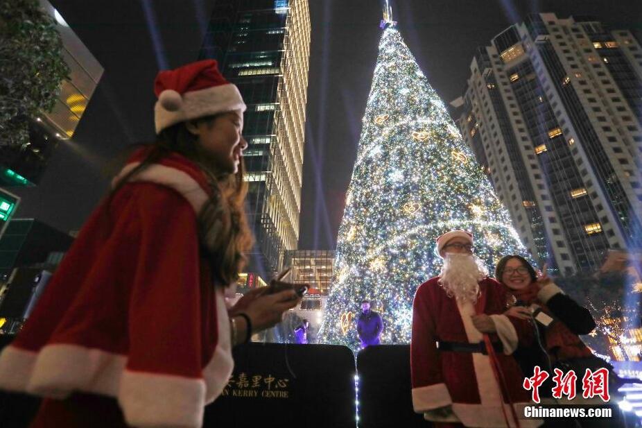 節(jié)日氣氛濃厚 上海街頭“點亮”23米高圣誕樹