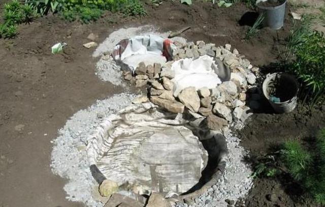 女子回收舊車胎宅院建水池