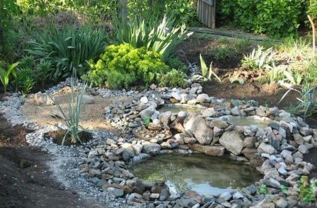 女子回收舊車胎宅院建水池