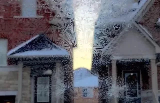 加拿大各地寒冷意外出現太陽光柱的自然景觀