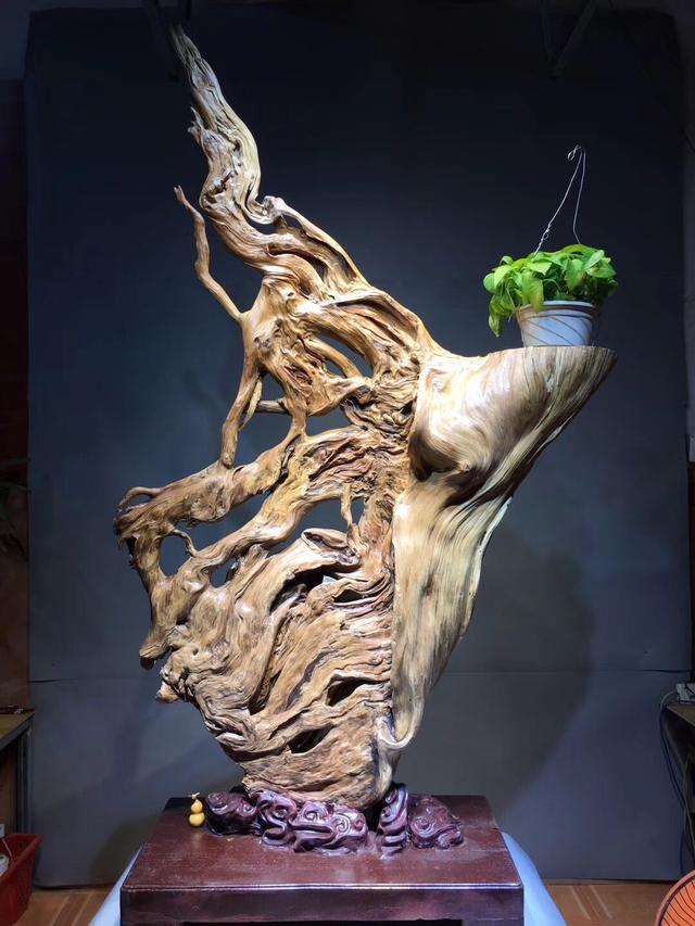 令人傾倒的自然景觀崖柏隨形擺件