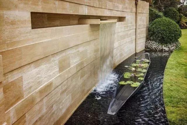 植物與水的搭配讓景觀充滿詩情畫意