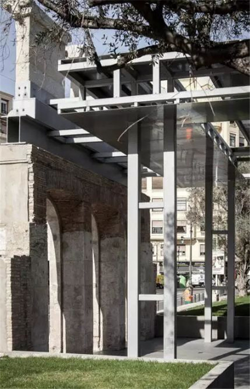 廢墟中的現代醫院景觀改造