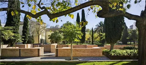 廢墟中的現代醫院景觀改造