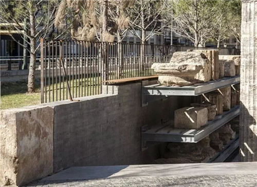 廢墟中的現代醫院景觀改造