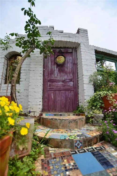 劉俊建了座2畝的鮮花小鎮(zhèn)