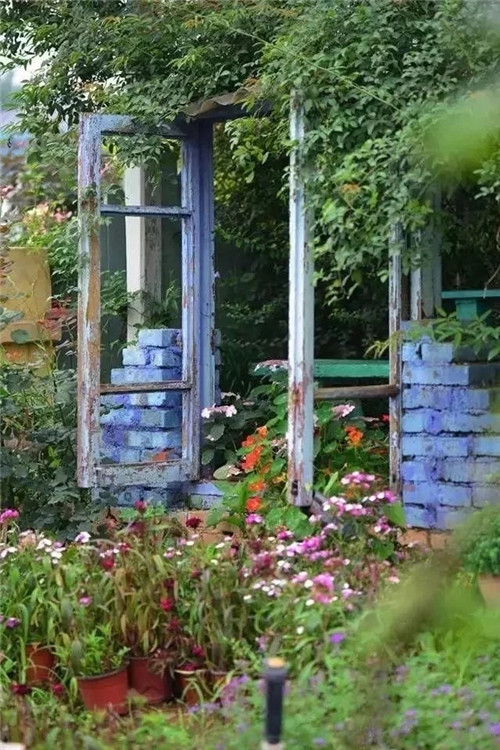 劉俊建了座2畝的鮮花小鎮(zhèn)