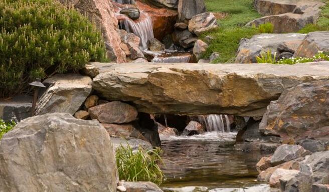 充滿藝術氣息的花園:帶有雕塑感的石頭