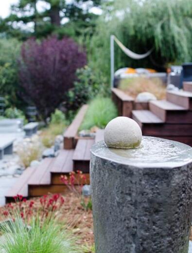 充滿藝術氣息的花園:帶有雕塑感的石頭