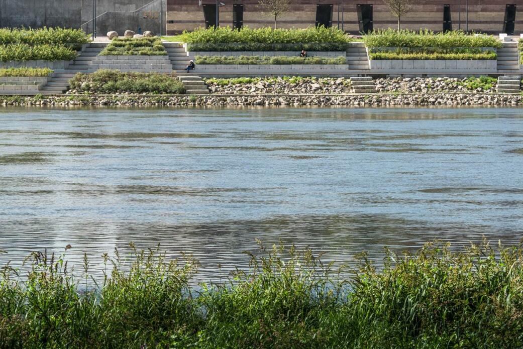 連續(xù)的帶狀空間:華沙維斯瓦河濱河景觀大道