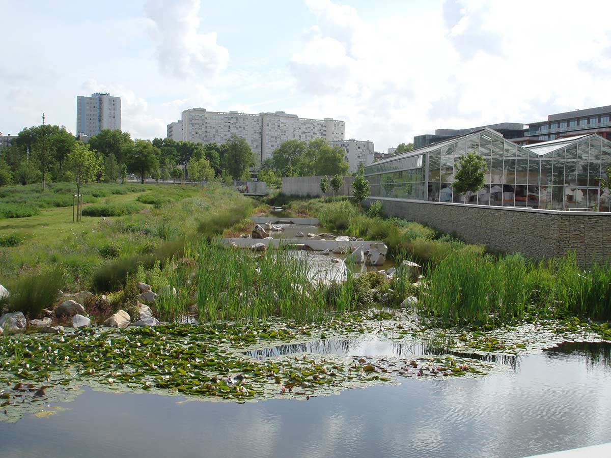 塞納河畔圣旺歷史中心的碼頭公園
