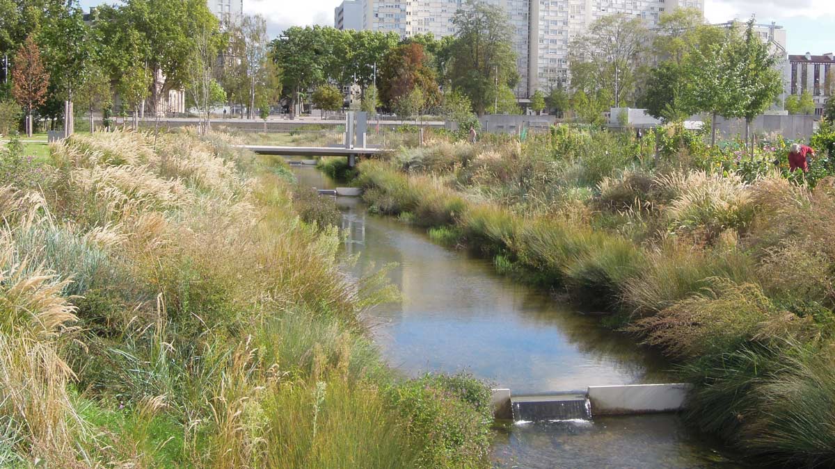 塞納河畔圣旺歷史中心的碼頭公園