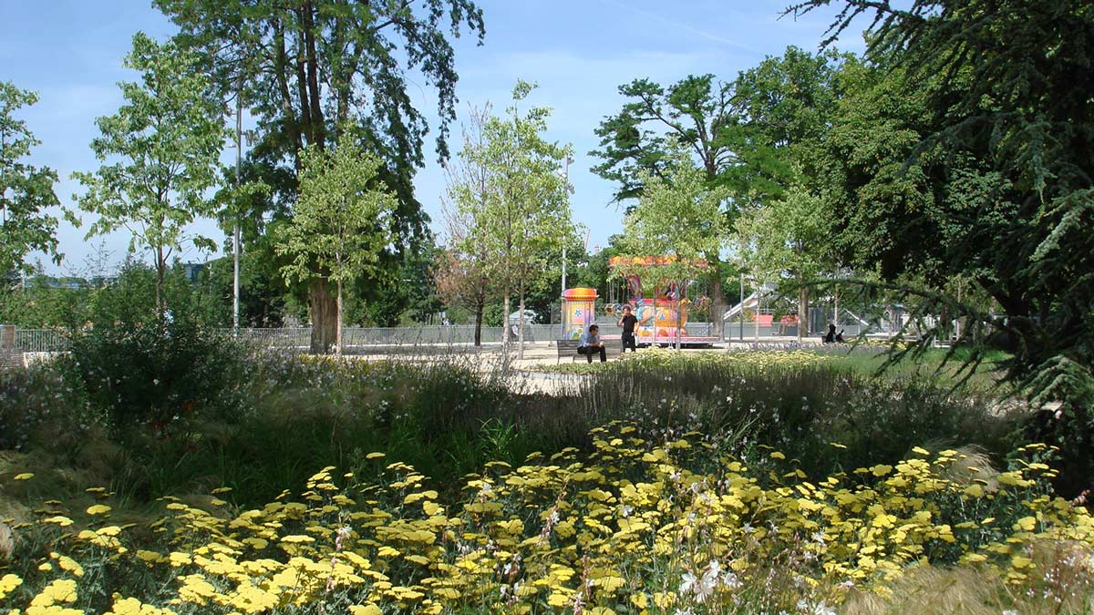 塞納河畔圣旺歷史中心的碼頭公園