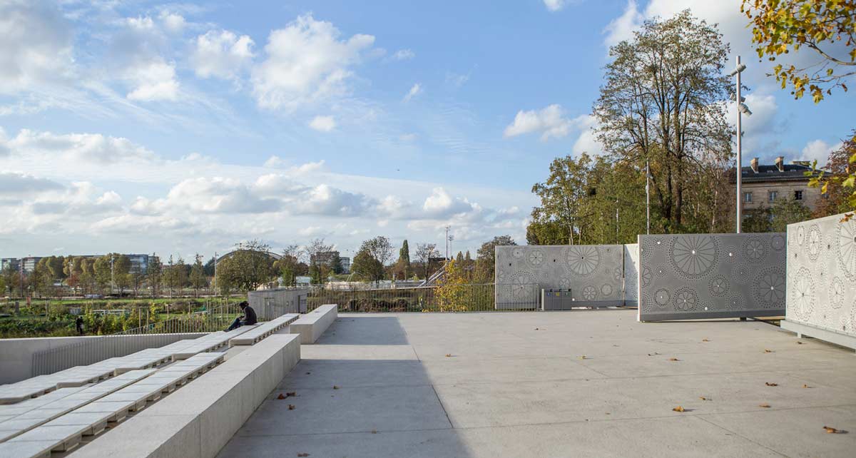 塞納河畔圣旺歷史中心的碼頭公園