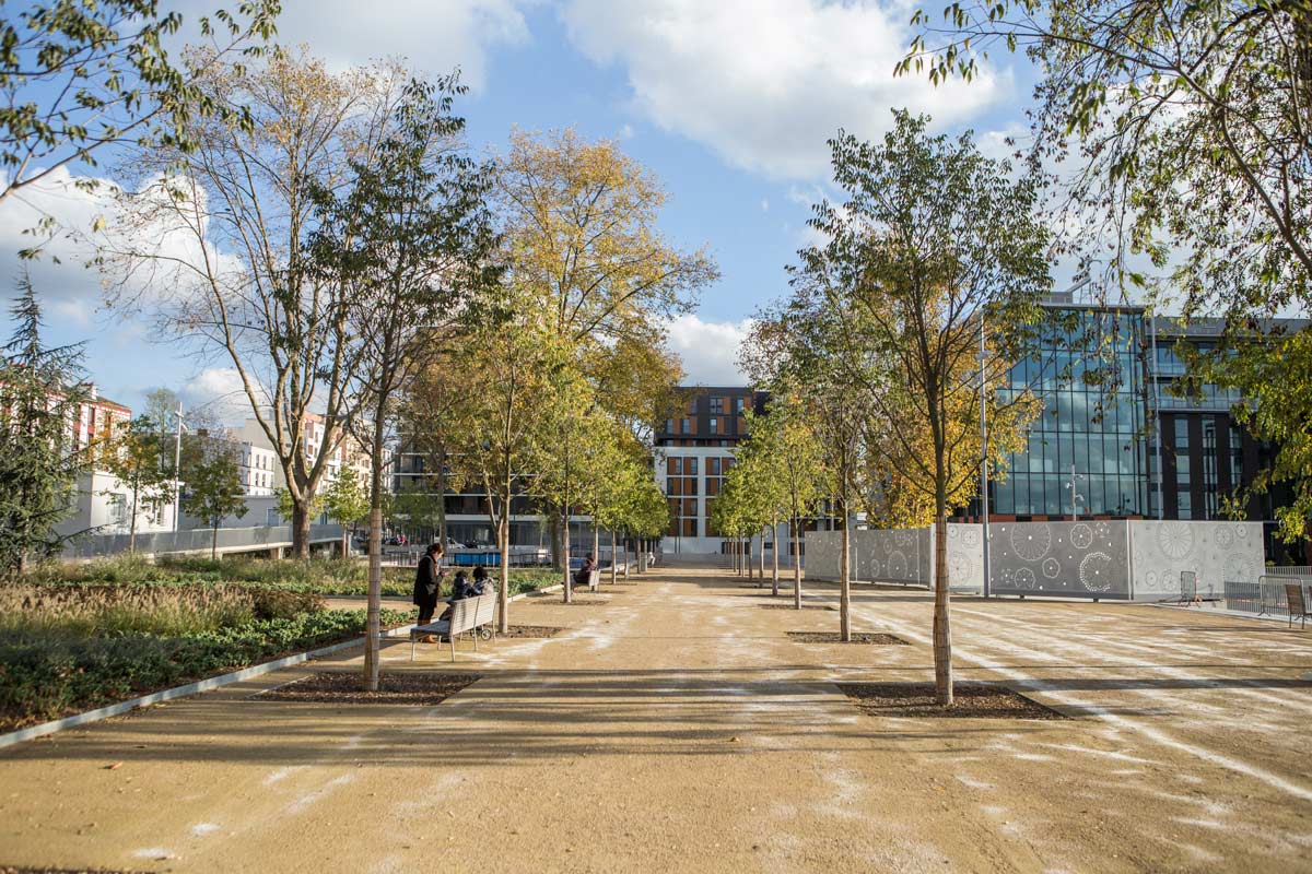 塞納河畔圣旺歷史中心的碼頭公園