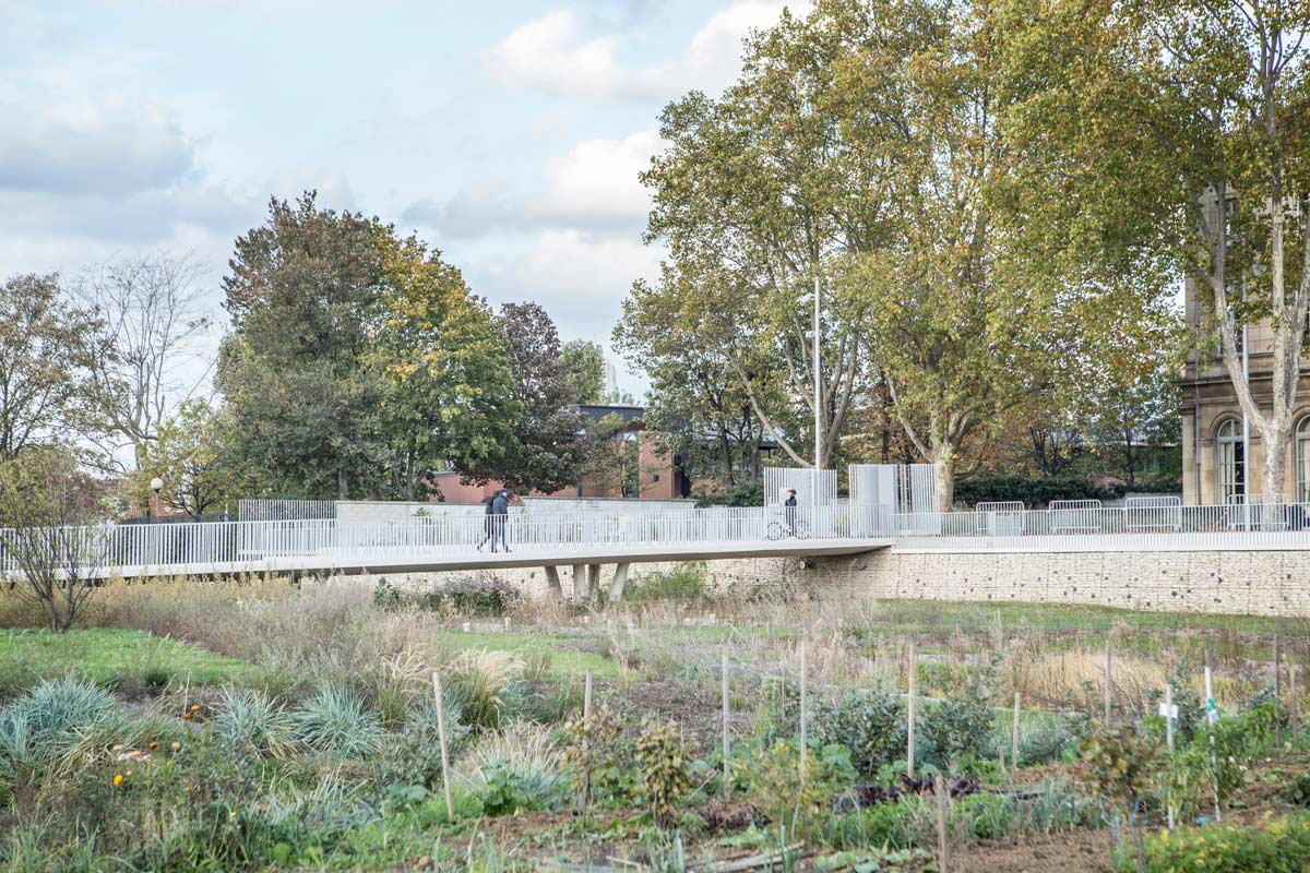 塞納河畔圣旺歷史中心的碼頭公園