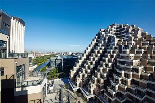 層層退臺式的設(shè)計，如城市中充滿詩意的梯田