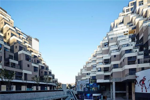 層層退臺式的設(shè)計，如城市中充滿詩意的梯田