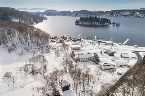 在自然景觀中塑造新的生活方式的階梯住宅