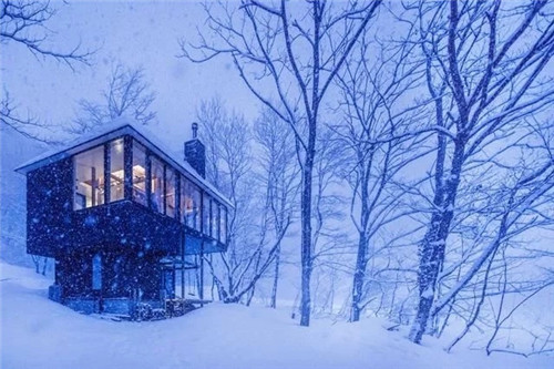 在自然景觀中塑造新的生活方式的階梯住宅