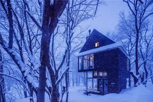 在自然景觀中塑造新的生活方式的階梯住宅