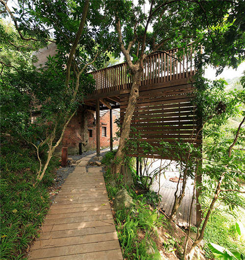 叢林中廢棄農舍改造而成的自然住宅