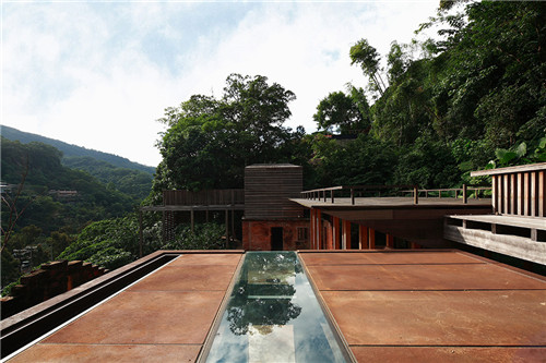 叢林中廢棄農舍改造而成的自然住宅