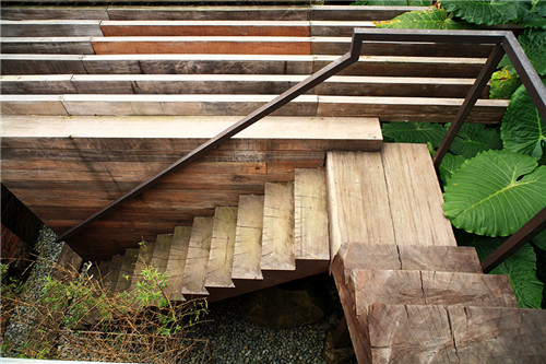 叢林中廢棄農舍改造而成的自然住宅