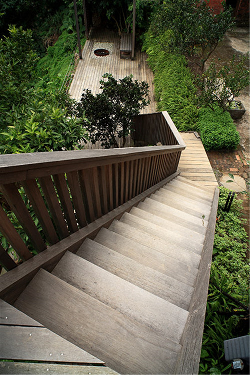 叢林中廢棄農舍改造而成的自然住宅