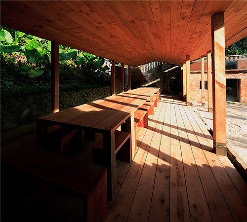 叢林中廢棄農舍改造而成的自然住宅