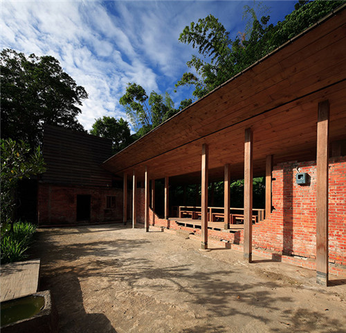 叢林中廢棄農舍改造而成的自然住宅