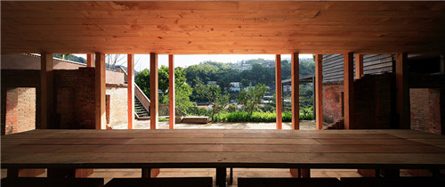 叢林中廢棄農舍改造而成的自然住宅