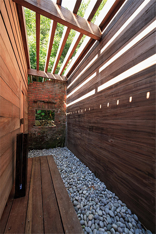 叢林中廢棄農舍改造而成的自然住宅