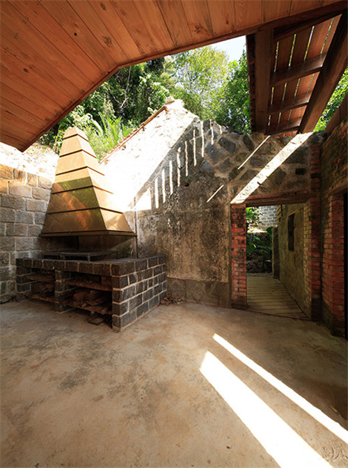 叢林中廢棄農舍改造而成的自然住宅