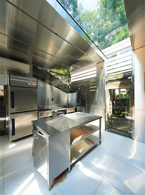 叢林中廢棄農舍改造而成的自然住宅