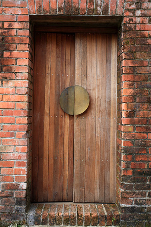 叢林中廢棄農舍改造而成的自然住宅