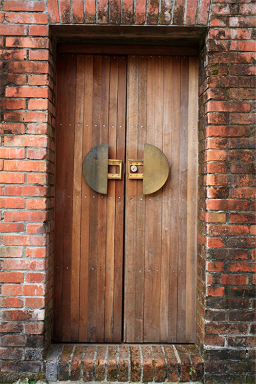 叢林中廢棄農舍改造而成的自然住宅